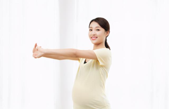 39岁朱丹自述“高龄产妇”的艰辛，躺床靠吸氧，网友直呼认不出