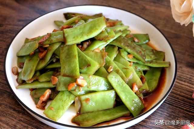 炒扁豆角，只要大蒜和生抽就对了，又香又嫩，好吃又下饭