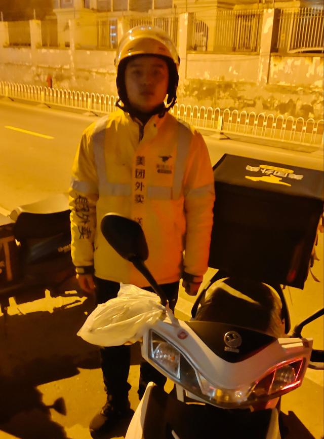 新华社客户端▲“无接触配送”让中国民众放心线上消费