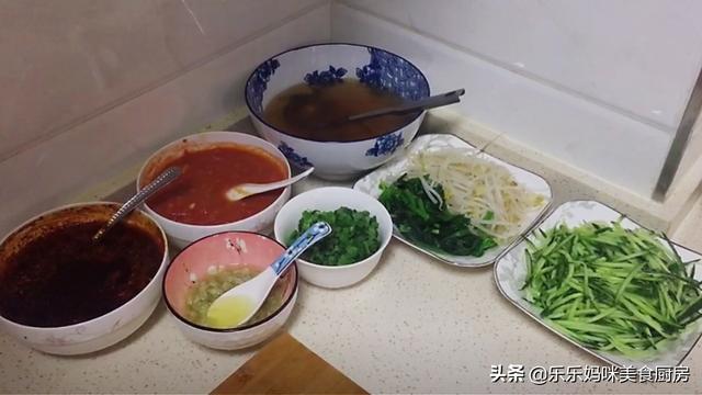 懒人凉皮想要好吃，可不是直接调面糊那么简单，教你正确做法，香