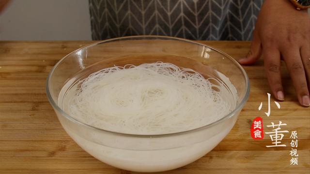 包菜炒粉丝|1颗包菜搭配1把粉丝超美味，比大鱼大肉还好吃，5分钟就学会