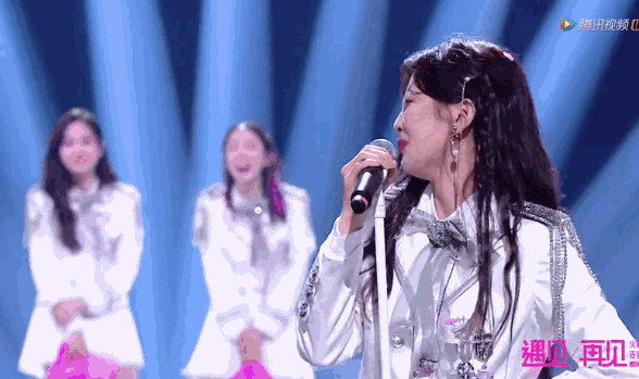 观察者网|火箭少女101解散，杨超越崩溃式告别乐坏网友