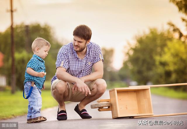 「你的育儿经」小男孩拿着没付钱的棒棒糖走出购物区，妈妈知道后其做法让人称赞
