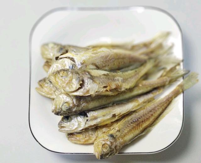 黄花鱼别总煎，加入咖喱炖一炖，这种吃法真的是太让人难忘了