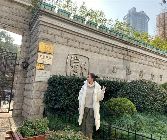 第五大道百变女神穿搭有术,各种颜色轻松驾驭,不戴首饰也能展现独特气质