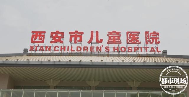 『超级宝妈』1岁多男童又哭又喘，喉咙取出的东西，妈妈都震惊了！