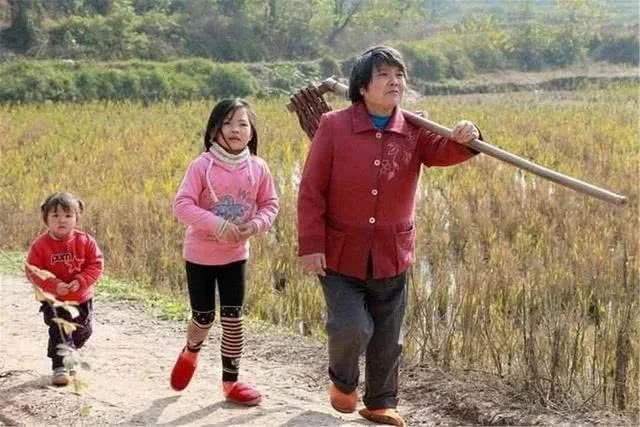你的育儿经|宝妈二胎生下5个娃，4个男孩一个女孩，哥哥开心到忙不过来