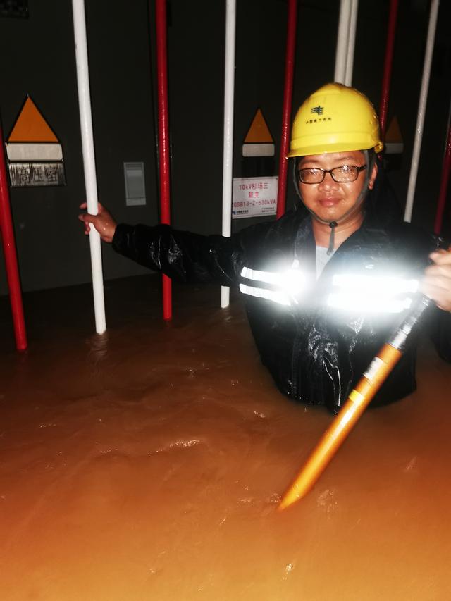 广州日报广州供电局3000名抢修人员连夜鏖战暴雨