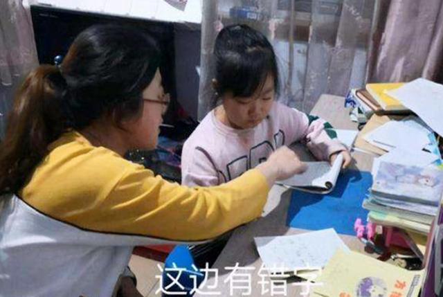 孩子作业把妈妈“搞疯”，外婆拿出24年前卷子，妈妈哑口无言了