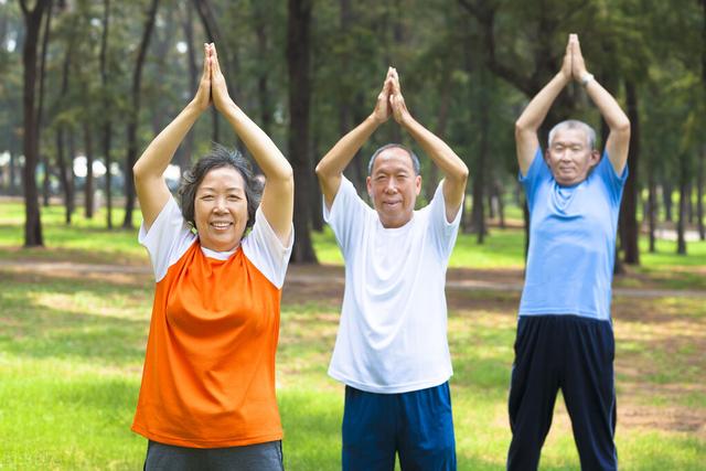 还在盲目喝醋喝红酒？老年人血管硬化靠这3招化解