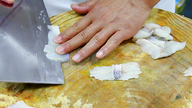 清蒸鲈鱼太淡了？教你一招鲈鱼创新吃法！造型惊艳麻辣好吃