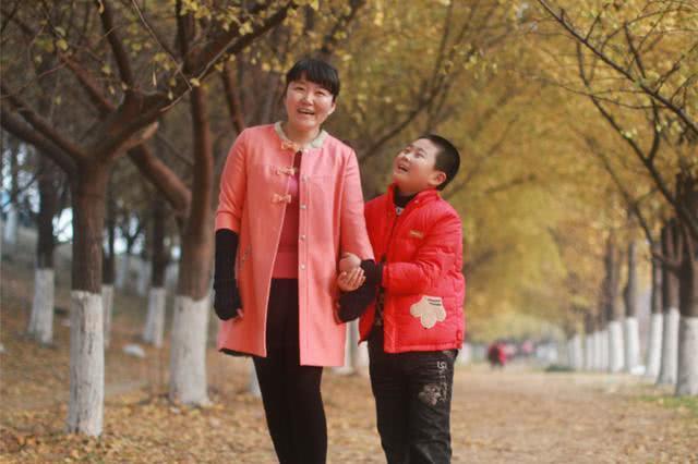 「超级宝妈」李玫瑾坦言：＂情商低＂的孩子，多半都有这样的家长，怨不得旁人