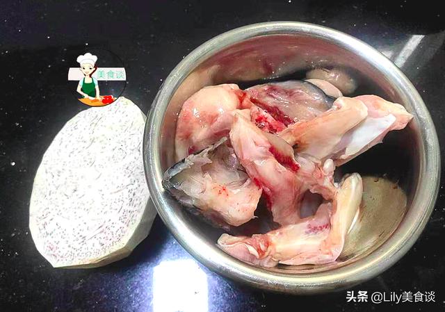 鱼头芋头煲此做法，鲜美滋补，营养高热量足，冷天吃它暖胃又暖身