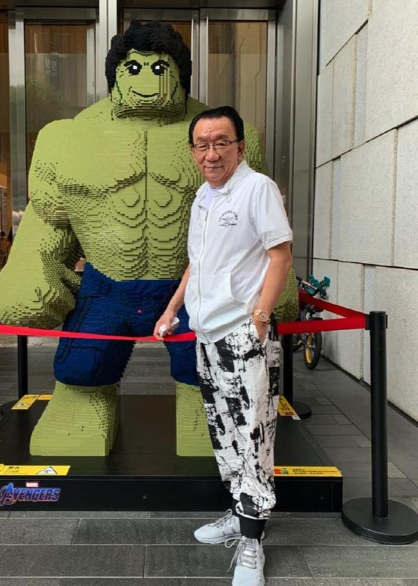 资讯早知道|73岁侯耀华晒近照 花裤子配大金表打扮时髦