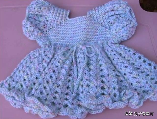 超级宝妈▲漂亮的女宝宝毛线裙子，看了就忍不住想织一件，有你喜欢的吗？