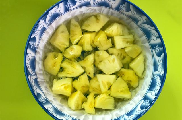 酸甜可口的菠萝咕咾肉，自己在家做，大人小孩都爱吃
