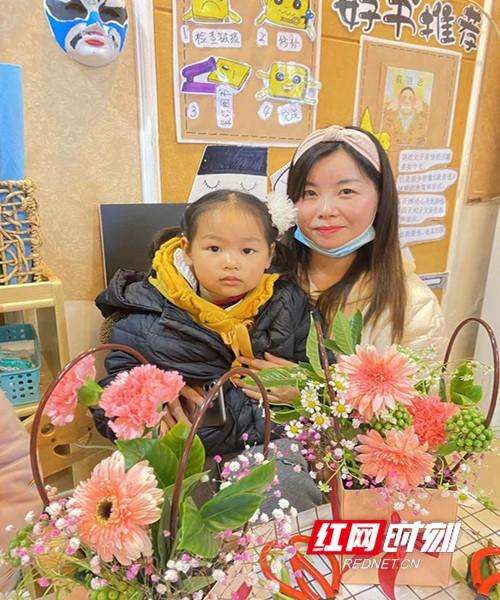 插花|妈妈，送你一朵小红花 这个幼儿园的“三八节”萌翻了