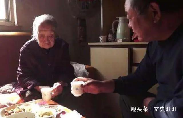 107岁老奶奶一天两包烟半斤白酒说道：劝我戒酒的医生早已逝去