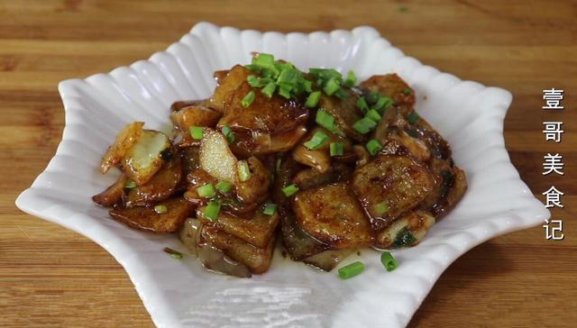 平菇加土豆一起做，真是太解馋了，天天吃都不腻，比红烧肉还香