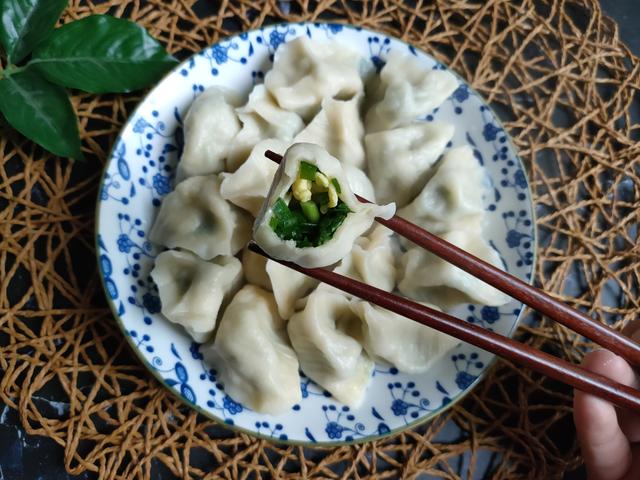 做韭菜馅饺子，调料别乱放，只加“两味料”，馅料鲜香特好吃