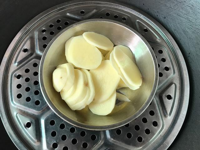 别在吃蛋挞了，尝尝这个“土豆杂蔬塔”：多元化的味道组合，真香