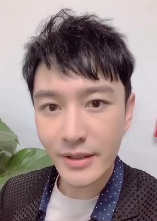 鹿畔阳光|黄晓明一家三口合体，车中大玩漫画变脸，力破夫妻不合传闻