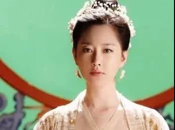 心动奶盖|欺负白浅的人都受到教训，唯独她白浅不敢招惹，还得给她跪下