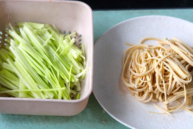 天冷，芥兰豆腐皮一起搭，比萝卜白菜好吃多了，肉质脆嫩带着甜味