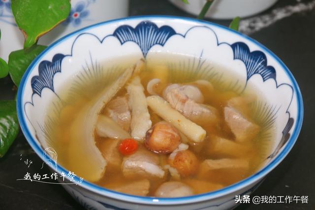 超级宝妈|孩子睡觉不踏实,我家经常炖莲子百合沙参汤,一年四季合适