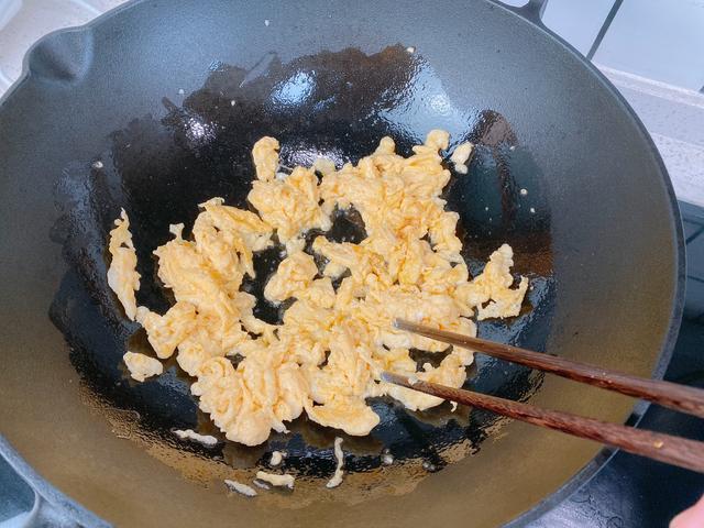 用南瓜做一个最简单的面条，不用擀面，口感爽滑筋道，营养又美味