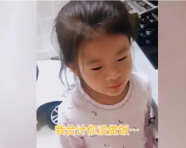 怕妈妈没做饭，一年级女娃“打包”学校剩菜带回家，老师反应亮了