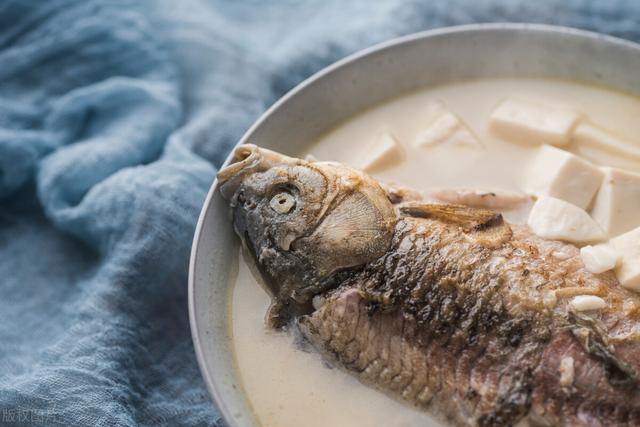 炖鱼汤时，牢记“3放2不放”，鱼汤鲜美奶白，鱼肉滑嫩不腥