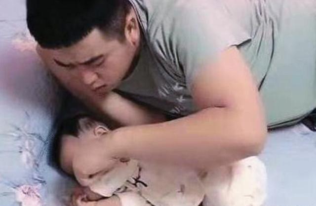你的育儿经■爸爸发现“娃”凉了，情急下做出的“动作”笑翻了，网友：还活着