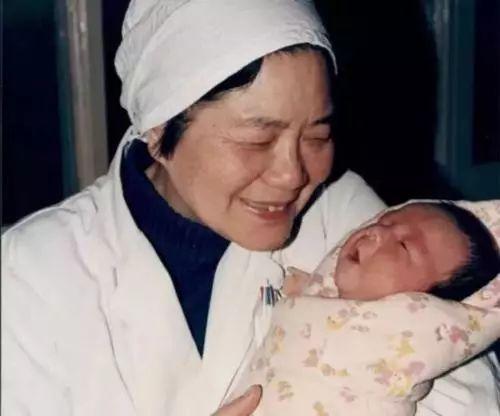 「超级宝妈」她是中国首例“试管婴儿”，32年过去了，如今她的现状令人唏嘘