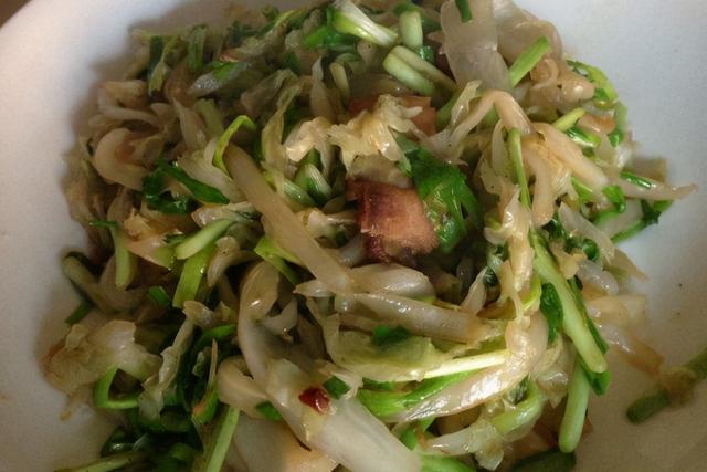 教你营养好吃的蒜苗烩白菜，简单家常又下饭，天冷吃这道菜正好