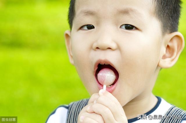 「你的育儿经」小男孩拿着没付钱的棒棒糖走出购物区，妈妈知道后其做法让人称赞