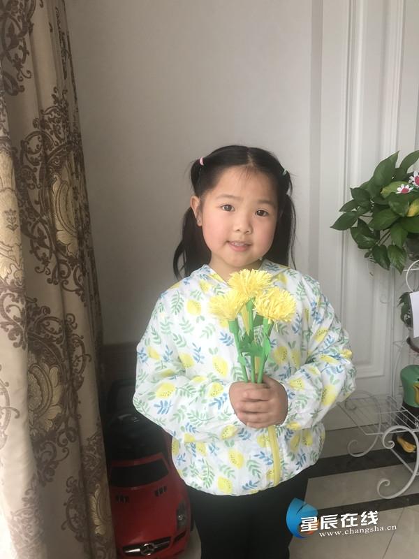 【你的育儿经】自制菊花手绘文明画报 长沙幼儿参加清明节主题活动