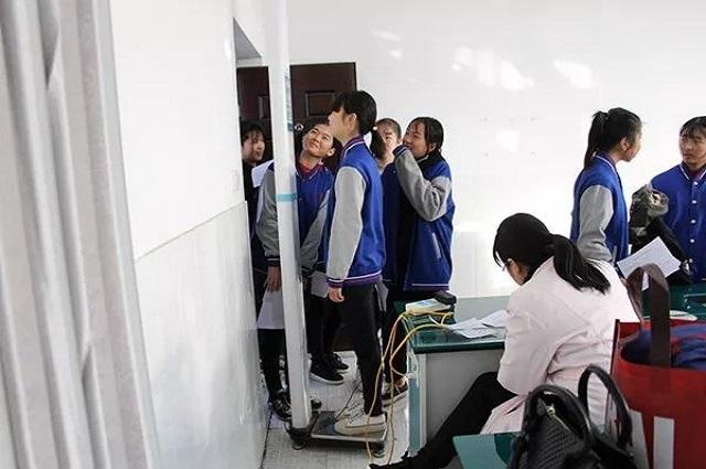 「你的育儿经」女儿第一次来月经时，妈妈应该发挥3个作用，这是爸爸无法替代的
