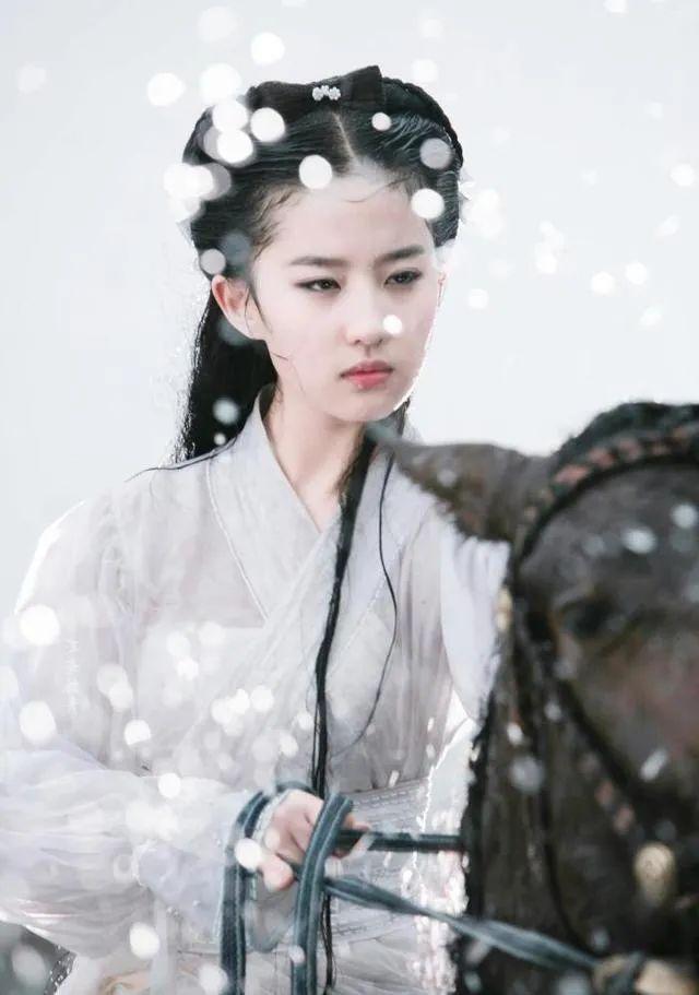 不明白小姐|baby版小龙女曝光,穿白裙竹竿身材撑不起衣服,脸僵法令纹严重