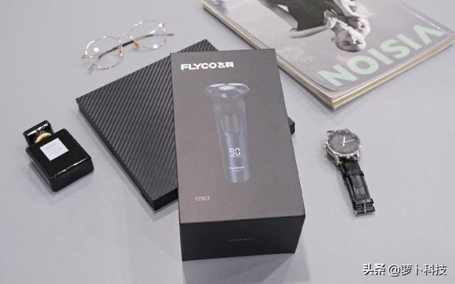 片刻提升型男属性，用飞科FS901剃须刀一刮即净