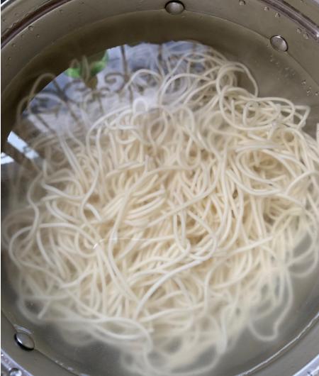 蔬菜放久了不知道怎么处理？试一试这个杂蔬炒面，饭菜一锅出