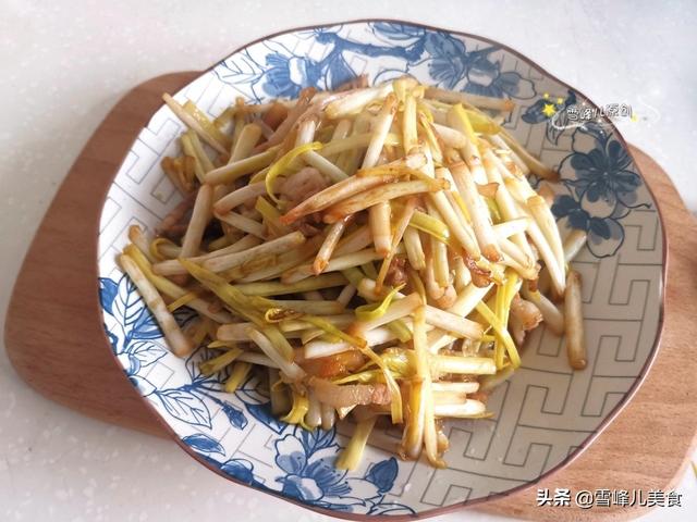 此菜简单炒炒5分钟就搞定，营养好味道鲜，冬天贵点也要常吃
