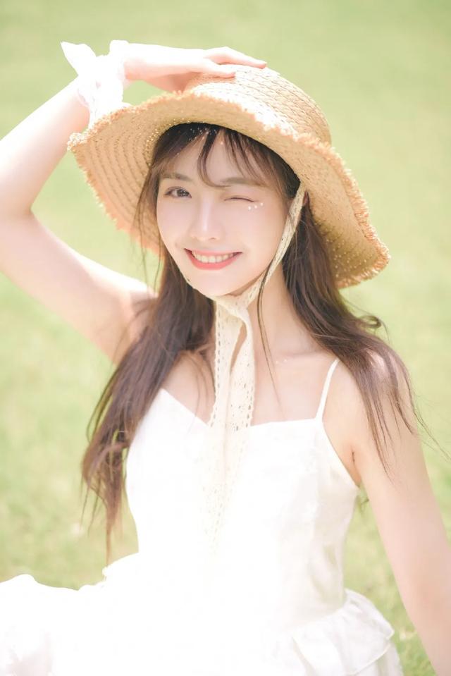 普拉达女王一顶帽子拯救你的穿搭!夏季时髦精搭配指南,可盐可甜超显脸小