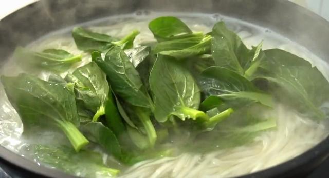 冬天超爱这碗懒人面，有菜有面有鸡蛋，10分钟上桌吃完全身暖和