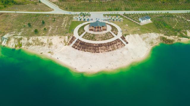 [旅行百事通]广东茂名露天矿：曾是百米深的废弃矿坑，如今变成了“马尔代夫”