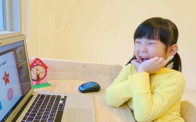 「超级宝妈」孩子玩手机上瘾是谁的错？学会这3招，让孩子心甘情愿放下手机