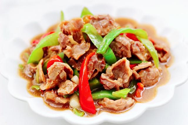 双椒爆鸡胗，脆爽有嚼劲，干香下饭味道好，烹饪简单家常菜