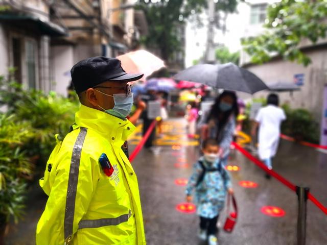 超级宝妈|萌娃返园 渝中警方冒雨守护幼儿园安全
