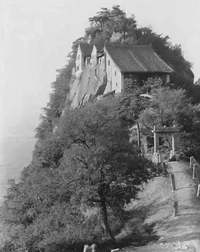 『约吗旅行』看过去没有索道和护栏的华山,那才叫惊险