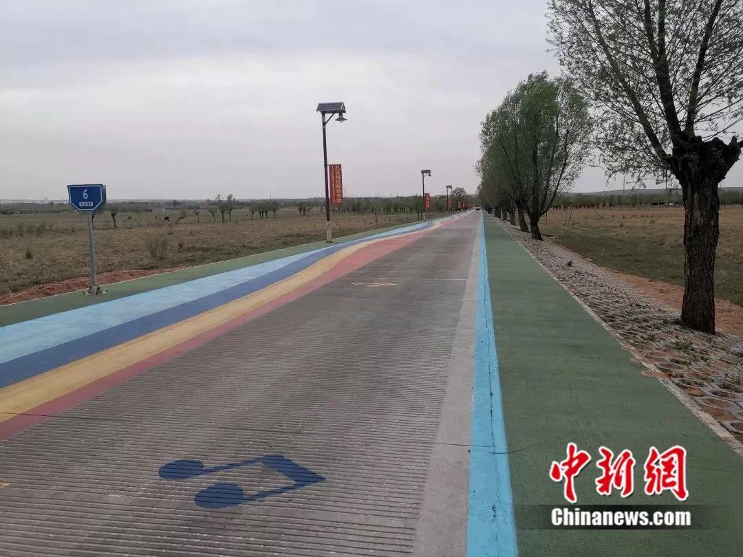 中国新闻网客户端这条公路会唱歌 车主:第一次走到这里还以为车坏了